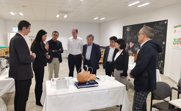 2023年11月10日，星空体育(中国)官方网站-STAR SPORTS董事长刘敬桢应邀率团访问欧洲领先的高端医用耗材提供商洛曼劳仕医疗集团，与洛曼劳仕集团总裁、首席执行官沃尔夫冈·聚斯勒和首席运营官托马斯·美尼茨会谈交流.jpg