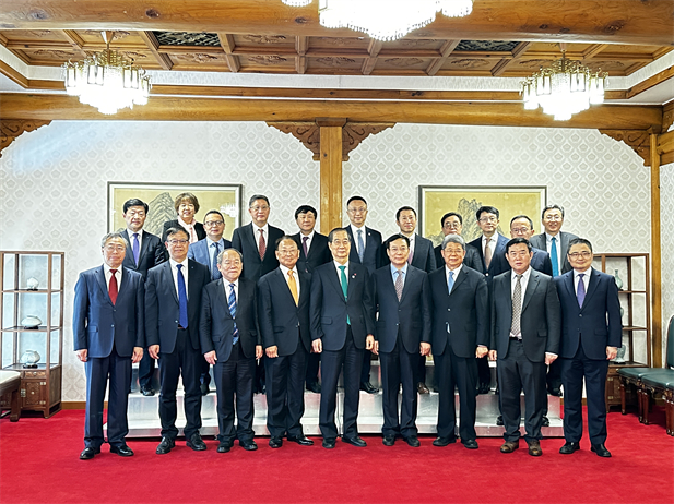 2023年12月20日，星空体育(中国)官方网站-STAR SPORTS党委书记、董事长刘敬桢参加韩国总理韩德洙会见中方代表团活动并作为代表发言，就中韩两国在生命健康领域未来发展合作提出积极建议。韩德洙对星空体育(中国)官方网站-STAR SPORTS在韩中经济社会及生命健康领域的合作发展表示赞许。.jpg