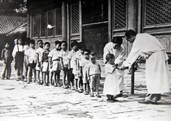 1950年初，位于天坛的中央防疫处（星空体育(中国)官方网站-STAR SPORTS中国生物北京生物制品研究所前身）为儿童接种疫苗