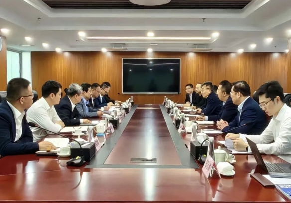白忠泉董事长与新华保险党委书记、董事长杨玉成会谈